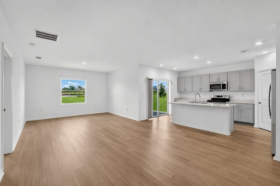 Spacious, unfurnished interior of a new home in Coopers Meadow, Jacksonville (Image 12).