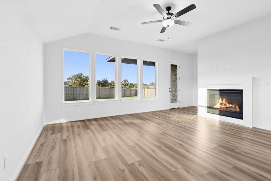 Spacious, unfurnished interior of a new home in The Colony, Bastrop (Image 14).