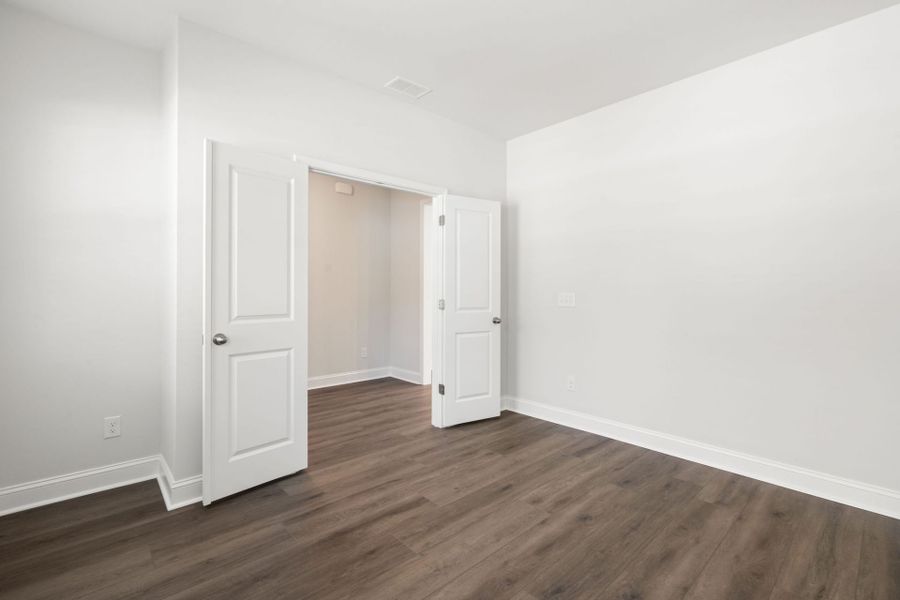 Spacious, unfurnished interior of a new home in Waterways, Richmond Hill (Image 42).