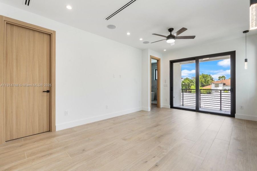 Spacious, unfurnished interior of a new home in , Fort Lauderdale (Image 14).