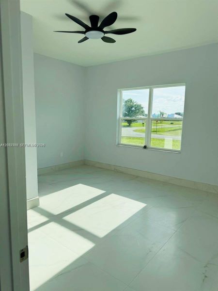 Spacious, unfurnished interior of a new home in , Sebring (Image 7).