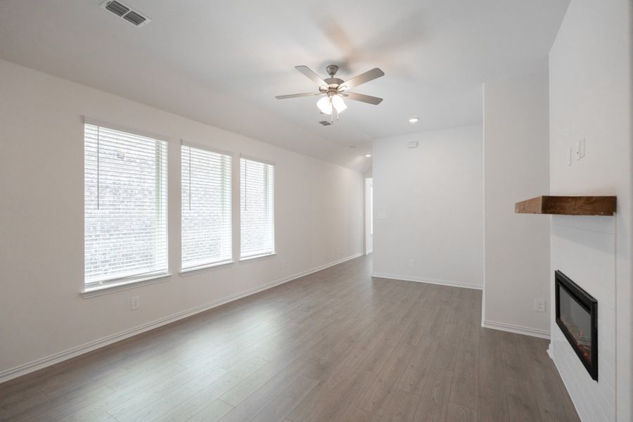 Spacious, unfurnished interior of a new home in Saratoga, Aubrey (Image 16).