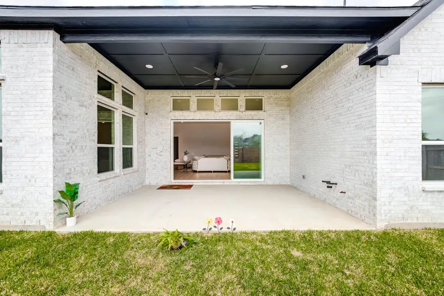 Exterior details and patio area of a home in , Missouri City (Image 3).