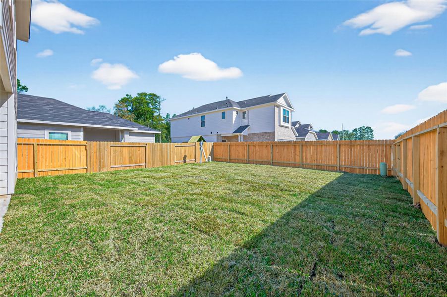 Exterior details and patio area of a home in Woodland Lakes, Houston (Image 21).