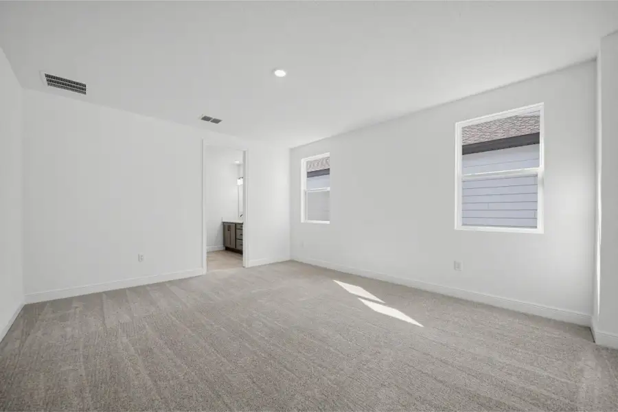 Spacious, unfurnished interior of a new home in Trailside, Mount Dora (Image 23).