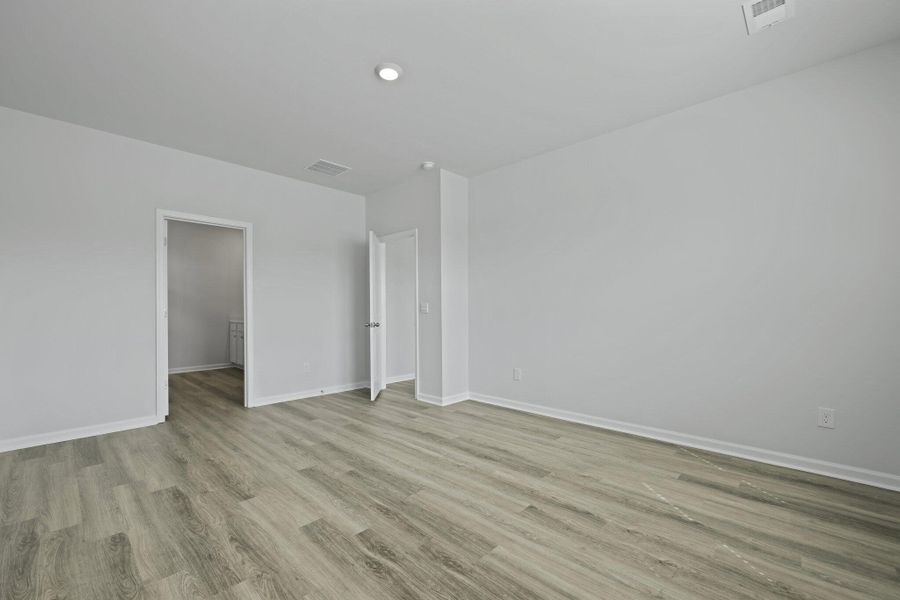 Spacious, unfurnished interior of a new home in Sheep Island, Summerville (Image 31).