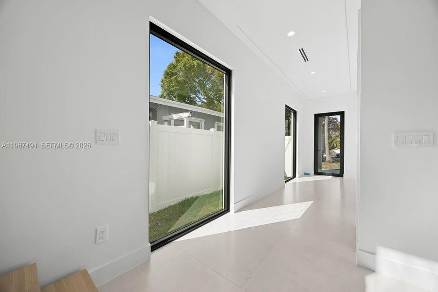 Spacious, unfurnished interior of a new home in , Fort Lauderdale (Image 16).