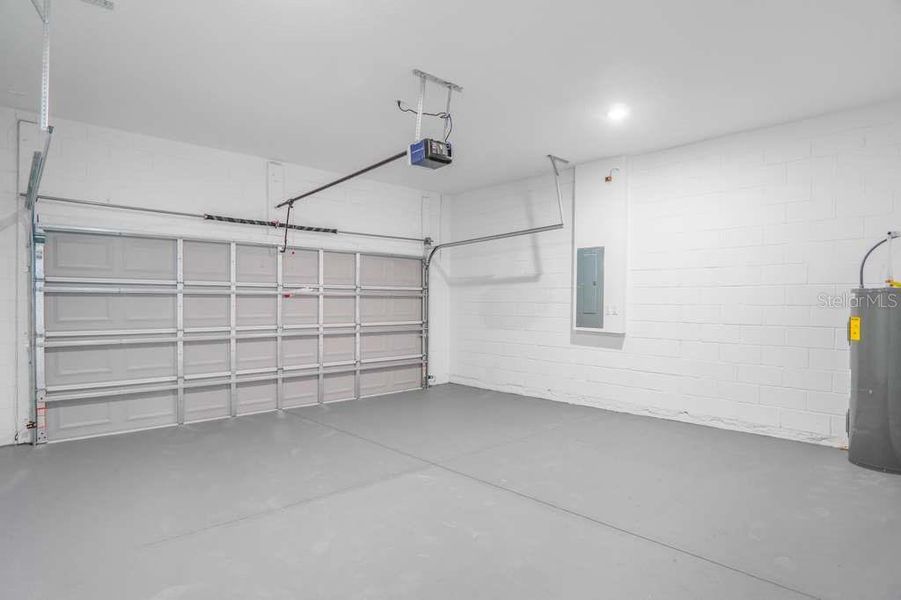 Spacious, unfurnished interior of a new home in , Ocala (Image 12).