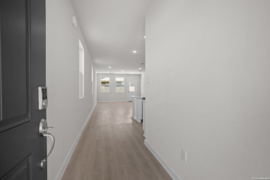 Spacious, unfurnished interior of a new home in Mesa Vista, San Antonio (Image 14).