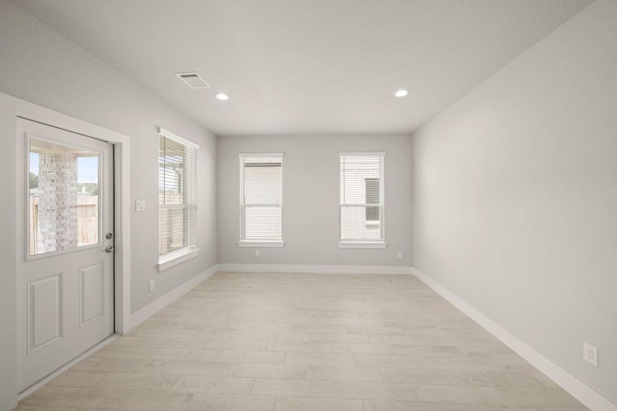 Spacious, unfurnished interior of a new home in Morton Creek Ranch, Katy (Image 24).