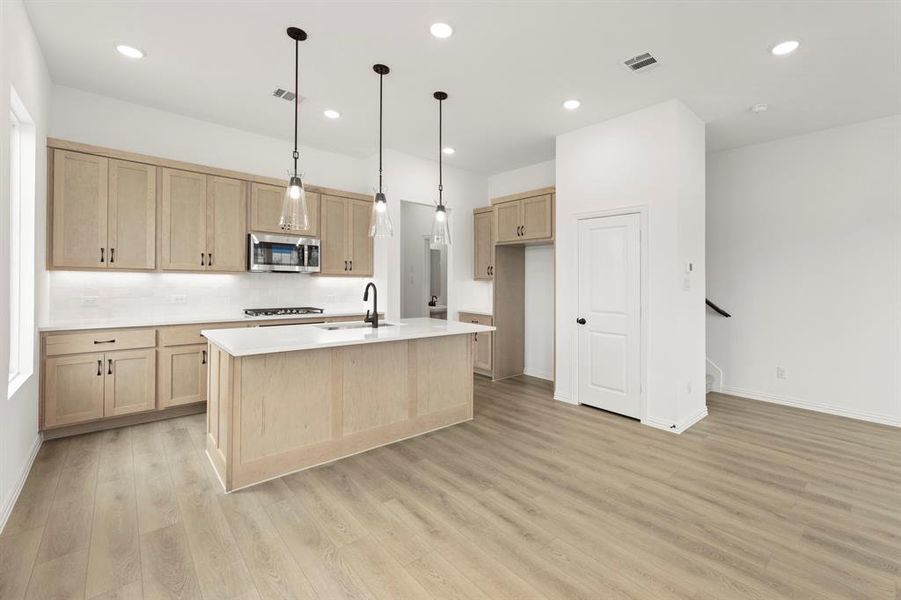 05. 705 Kerrville - Entry (2)