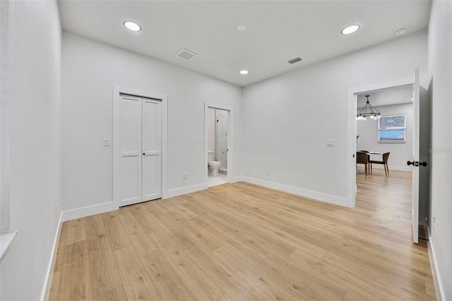 Spacious, unfurnished interior of a new home in , Tampa (Image 22).