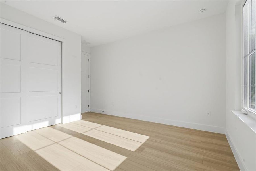 Spacious, unfurnished interior of a new home in , Orlando (Image 41).