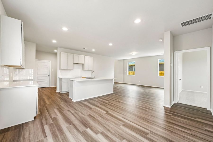 Spacious, unfurnished interior of a new home in Sorella, Tomball (Image 16).
