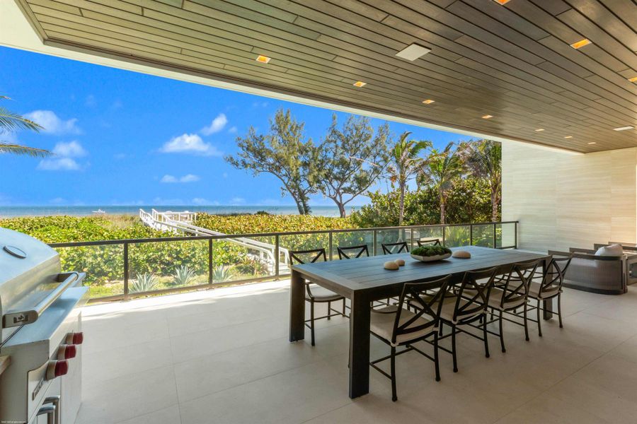 Exterior details and patio area of a home in , Jupiter Island (Image 1).