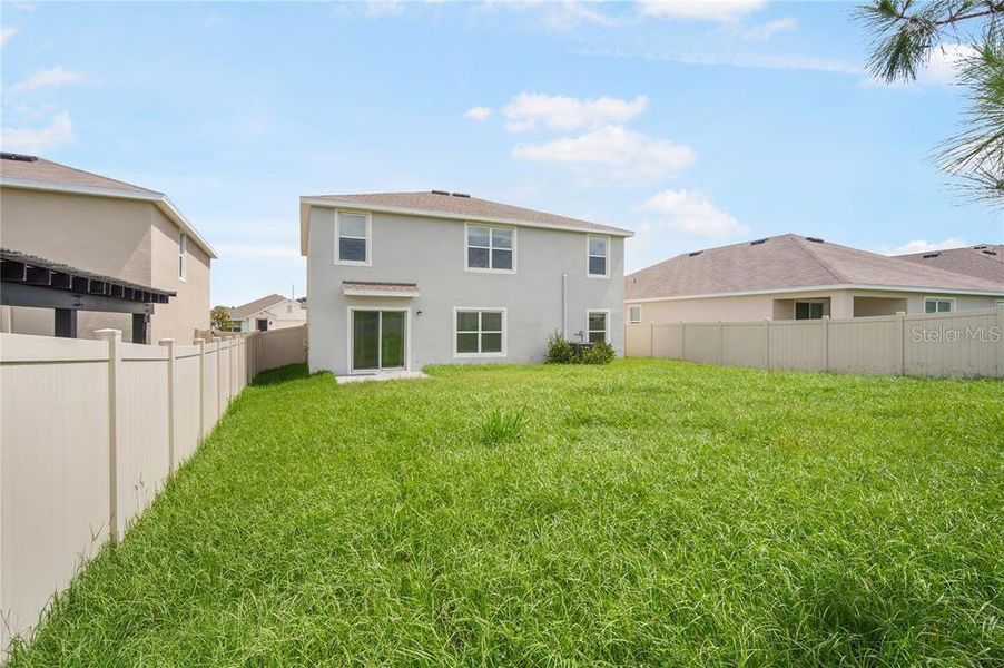 Exterior details and patio area of a home in Abbott Park, Zephyrhills (Image 3).