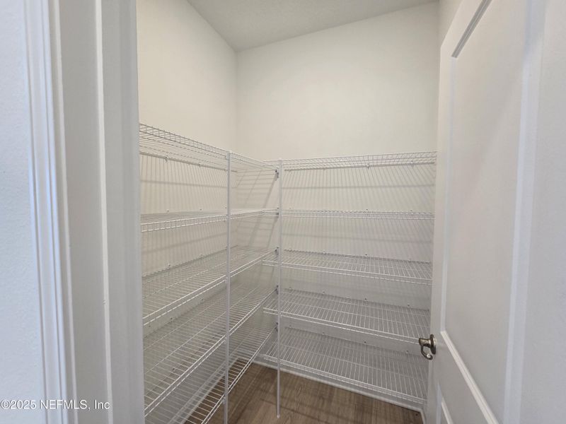 Spacious, unfurnished interior of a new home in Hyland Trail, Middleburg (Image 27).