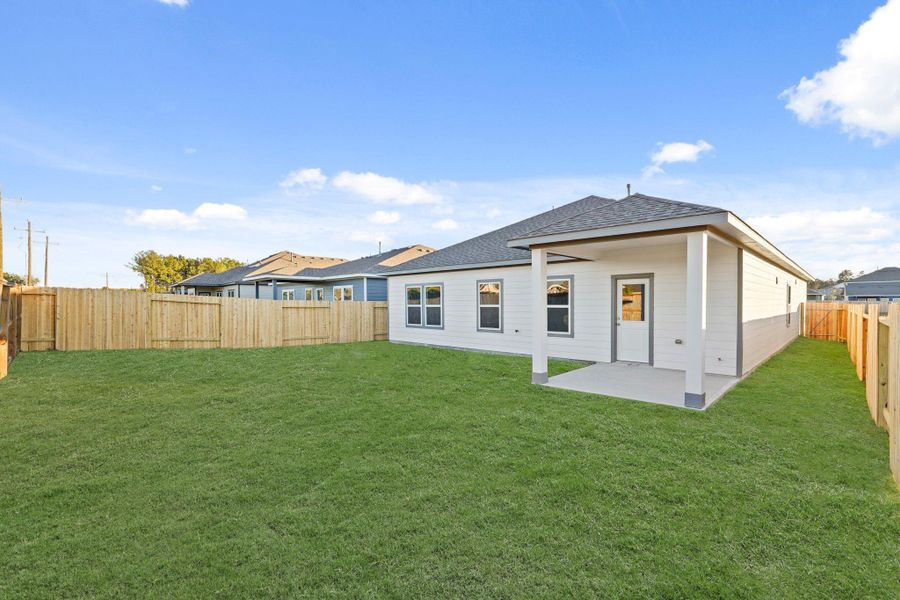 Exterior details and patio area of a home in Magnolia Springs, Montgomery (Image 4).