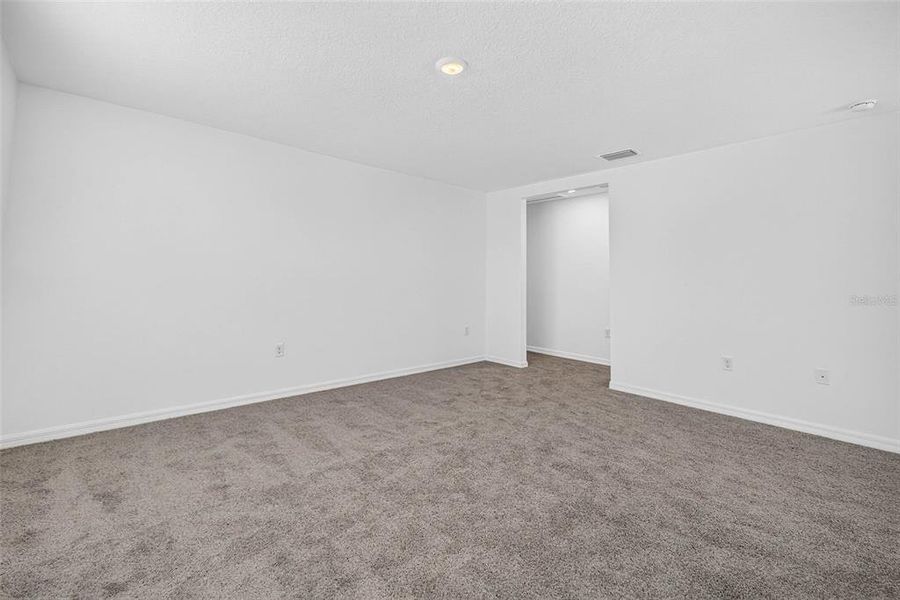 Spacious, unfurnished interior of a new home in , Tampa (Image 43).