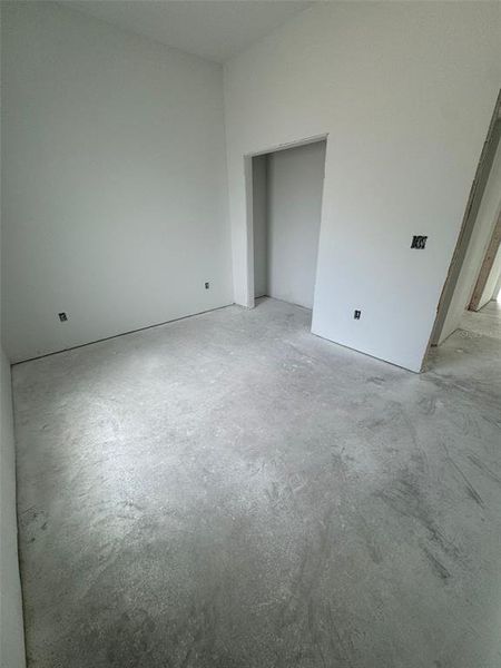 Spacious, unfurnished interior of a new home in , Ocala (Image 3).