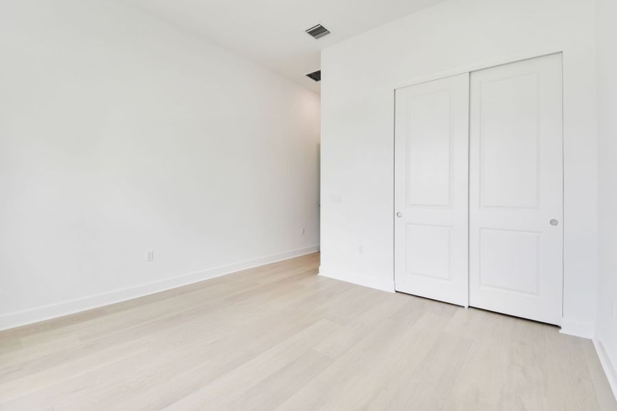 Spacious, unfurnished interior of a new home in Greyhawk Landing, Lake Worth (Image 19).