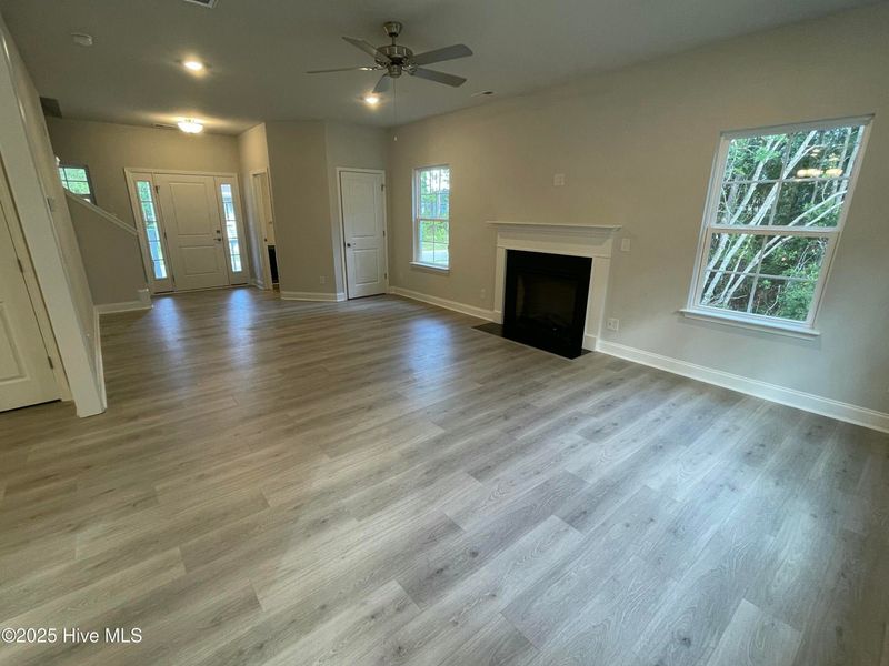 Spacious, unfurnished interior of a new home in Mill Creek Cove, Bolivia (Image 12).