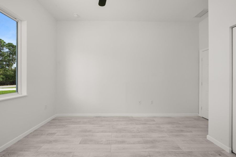 Spacious, unfurnished interior of a new home in , Lake Placid (Image 40).