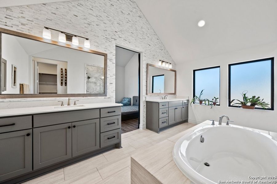 Furnished interior view inside a new home in La Cima 60', San Marcos (Image 8).