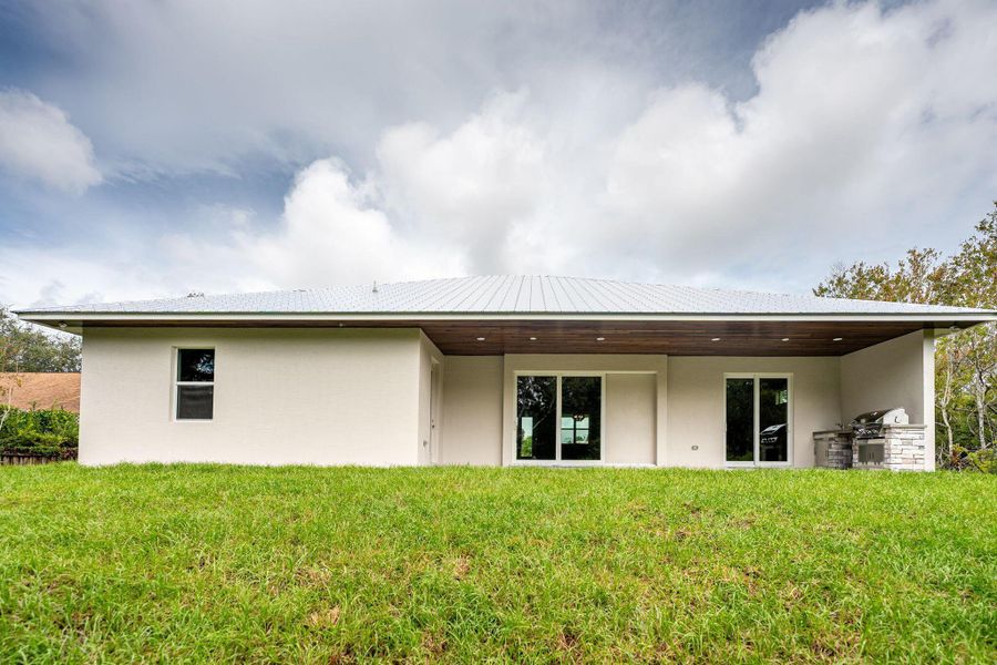 Exterior details and patio area of a home in , Fort Pierce (Image 3).