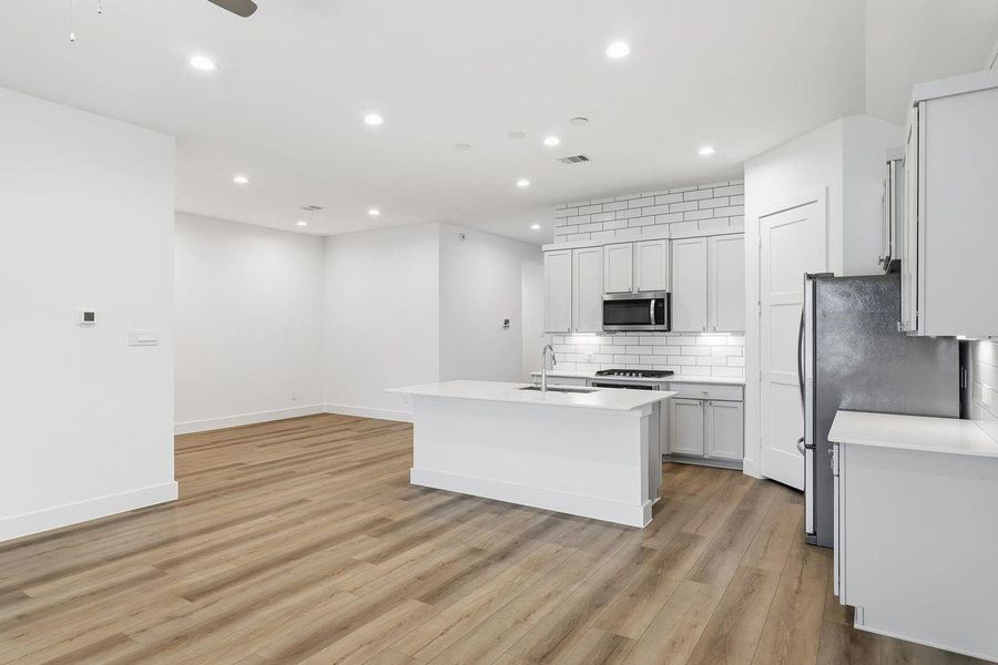 Kitchen/Dining Combo