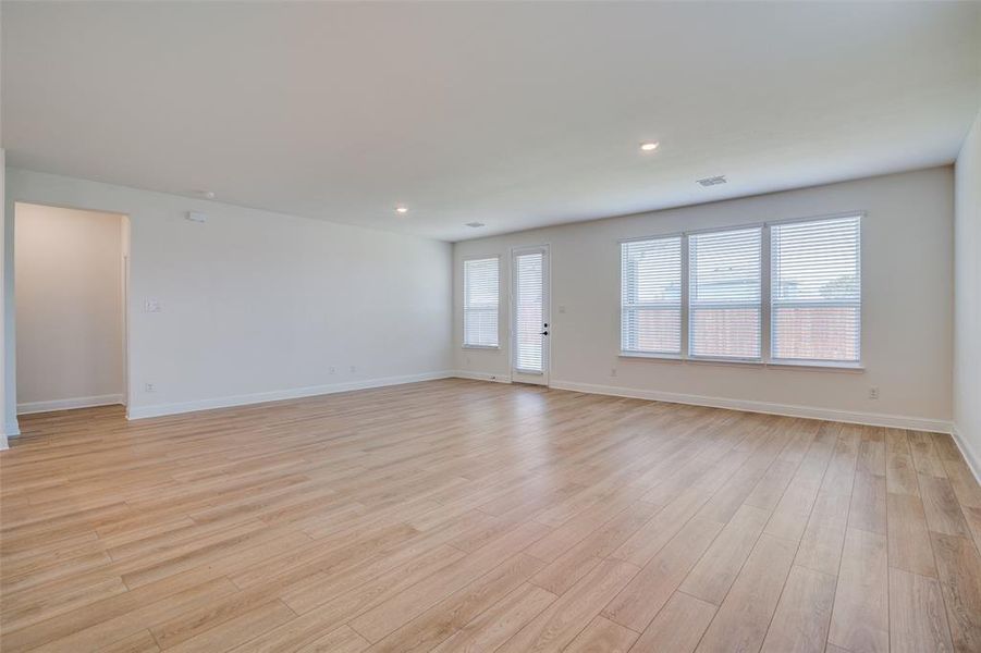 Spacious, unfurnished interior of a new home in Cottonwood Creek, Seagoville (Image 13).