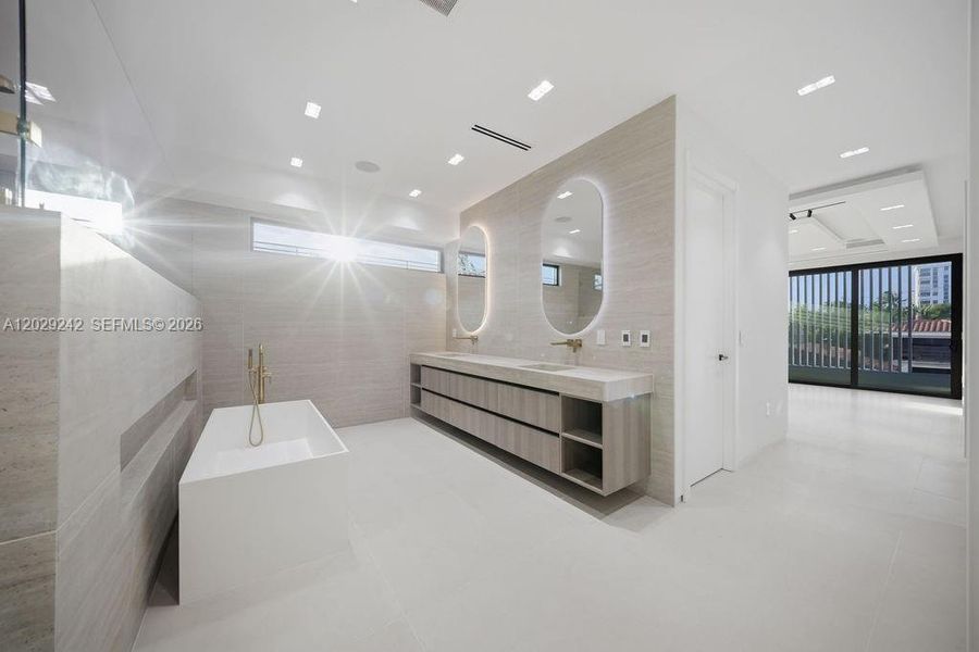Furnished interior view inside a new home in , Fort Lauderdale (Image 9).