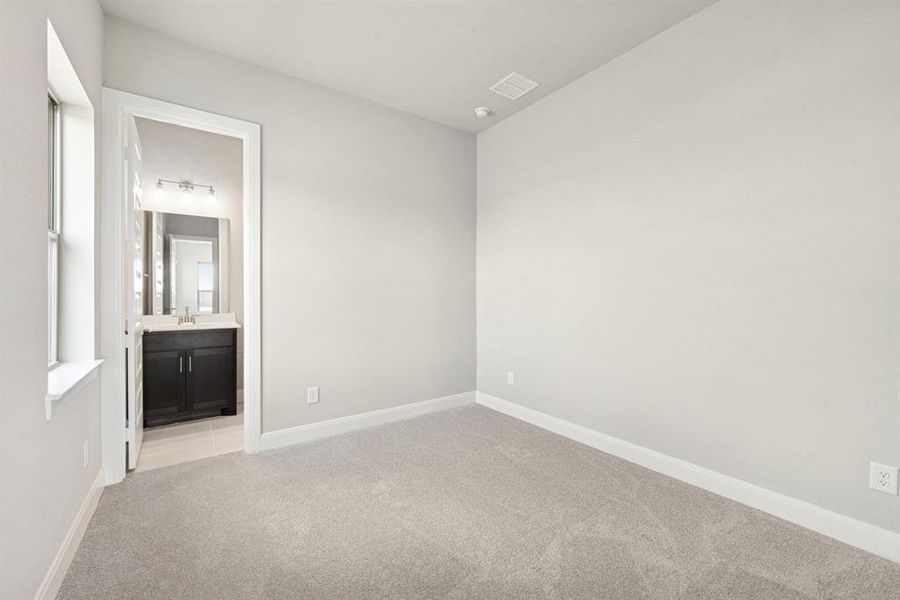 Spacious, unfurnished interior of a new home in Myrtle Creek, Waxahachie (Image 23).