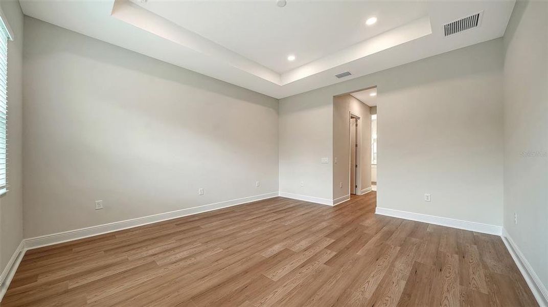 Spacious, unfurnished interior of a new home in , Sarasota (Image 20).