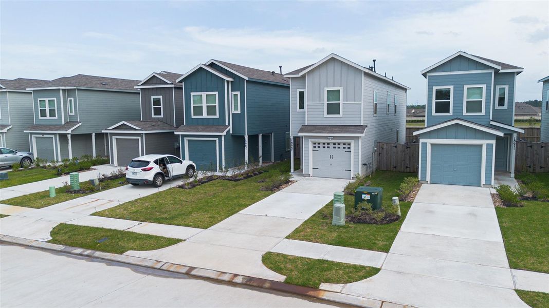 Front exterior of a new home in Tavola, New Caney, TX, highlighting curb appeal (Image 20). Front exterior of a new home in Tavola, New Caney, TX, highlighting curb appeal (Image 20).