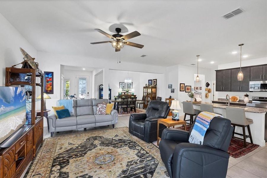 Spacious Great Room Spacious Great Room