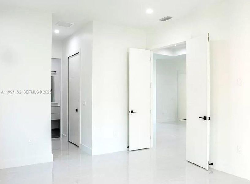 Spacious, unfurnished interior of a new home in , Naples (Image 36).