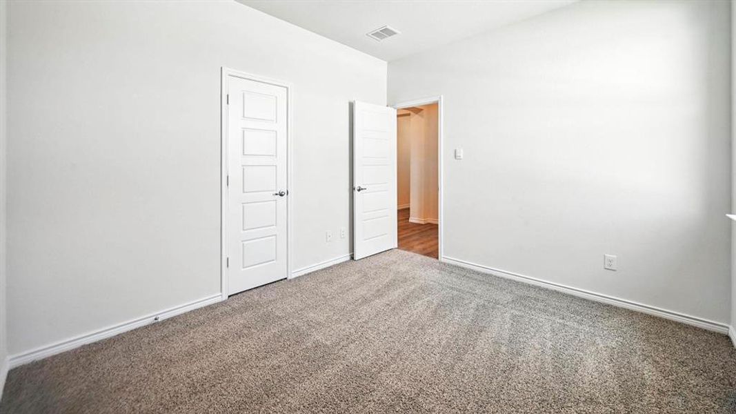 Neutral wall paint with textured carpeting