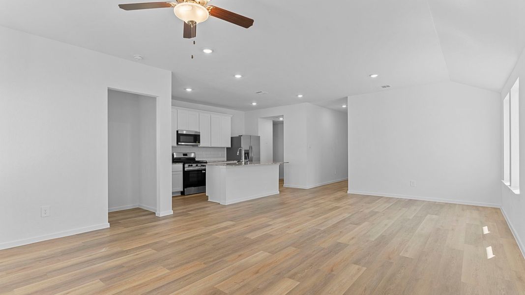 Spacious, unfurnished interior of a new home in Caldwell Crossing, Iowa Colony (Image 12).