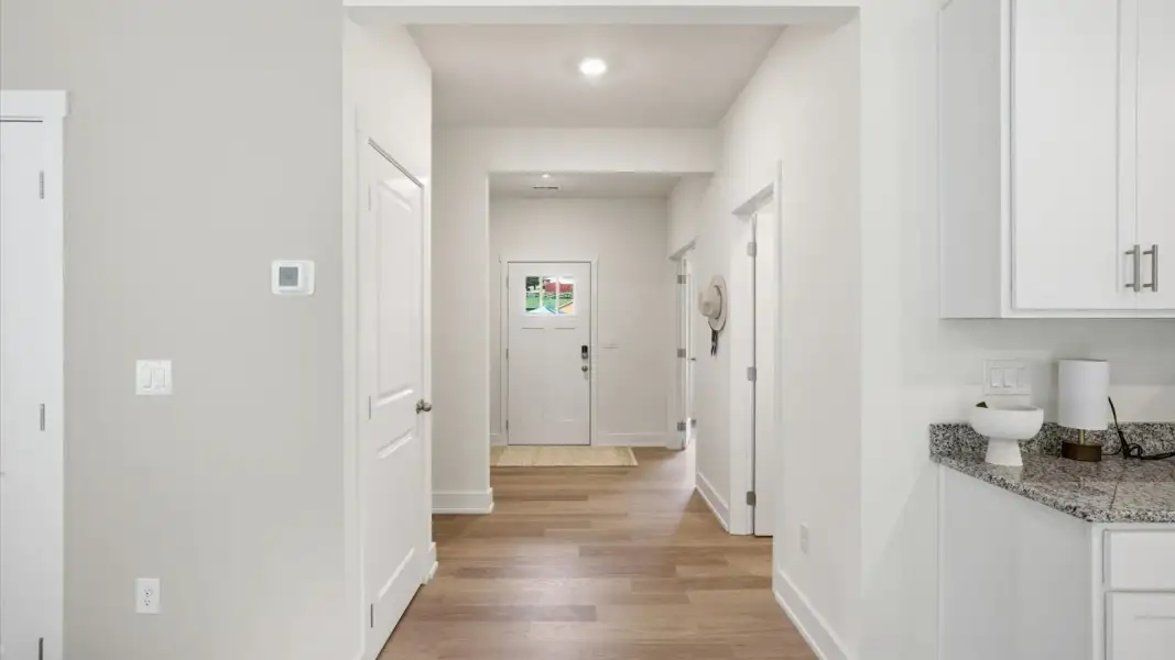 Spacious, unfurnished interior of a new home in Catlett Cove, Knoxville (Image 19).