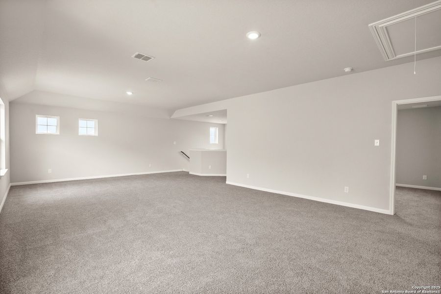 Spacious, unfurnished interior of a new home in Cinco Lakes, San Antonio (Image 26).