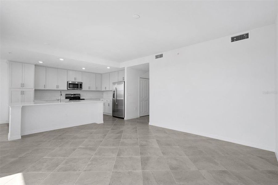 Spacious, unfurnished interior of a new home in Wellen Park Golf & Country Club, Venice (Image 20).