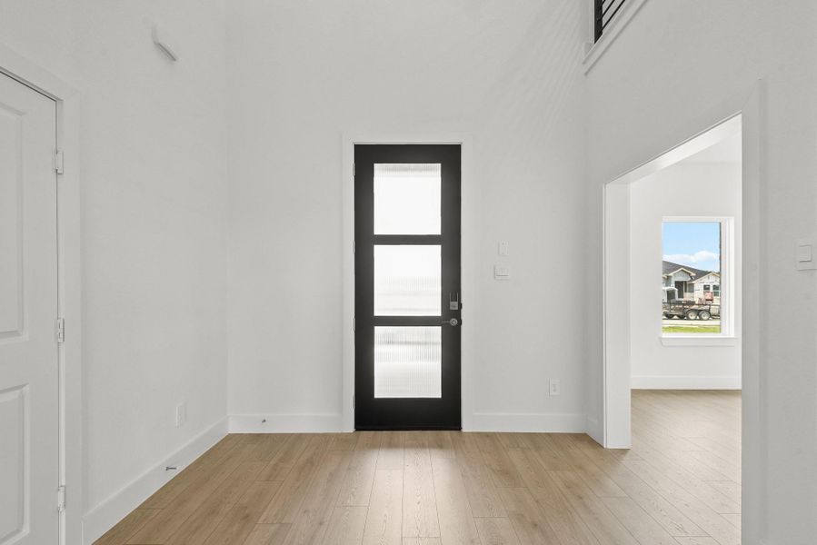 Spacious, unfurnished interior of a new home in Riverside Estates, Mont Belvieu (Image 12).