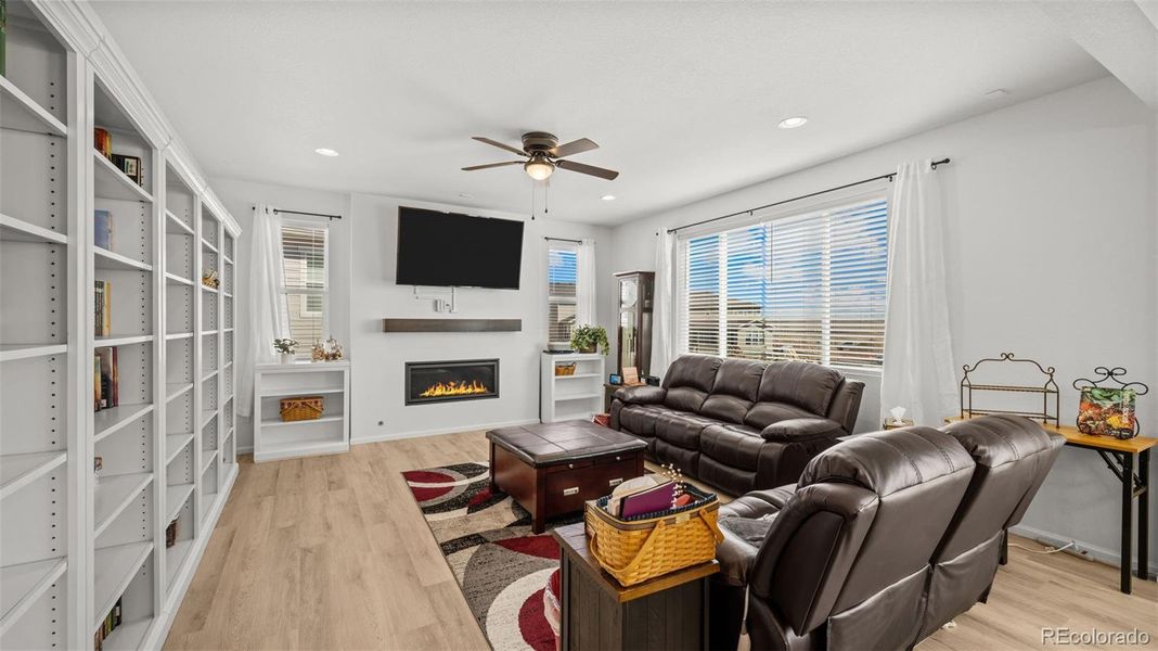 Kiving room with Fireplace