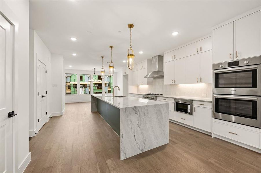Sophisticated design and luxurious finishes are the hallmark of this dream kitchen! Sophisticated design and luxurious finishes are the hallmark of this dream kitchen!