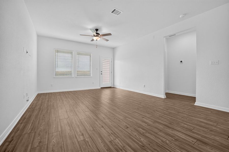 Spacious, unfurnished interior of a new home in Sunfield, Buda (Image 20).