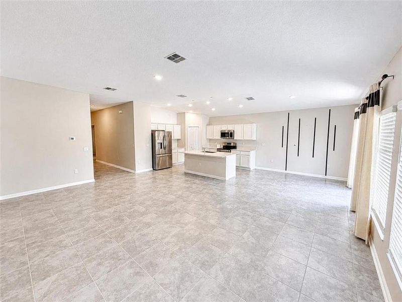 Spacious, unfurnished interior of a new home in , Kissimmee (Image 9).