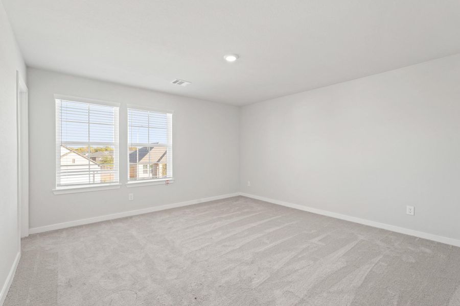 Spacious, unfurnished interior of a new home in Woodshore, Clute (Image 27).