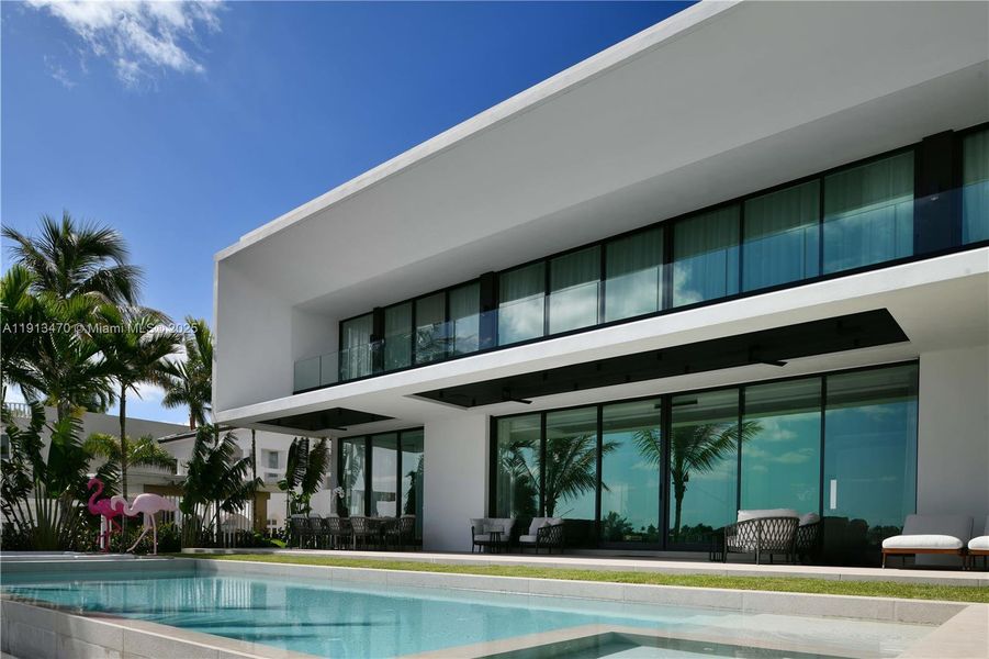 Condo located in Miami Beach, FL showcasing its design and architecture (Image 26).
