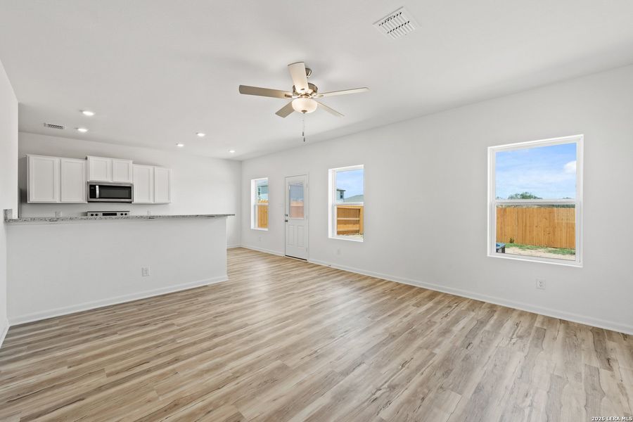 Spacious, unfurnished interior of a new home in , San Antonio (Image 14).
